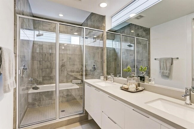 Building Photo - 5905 E Post Oak Ln