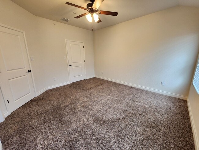 Building Photo - 1 MONTH FREE RENT/ 3/2.5/1.5 Fourplex Clos...