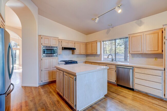 Building Photo - Spacious 3 Bed, 3 Bath Home in Hidden Valley Ranch!