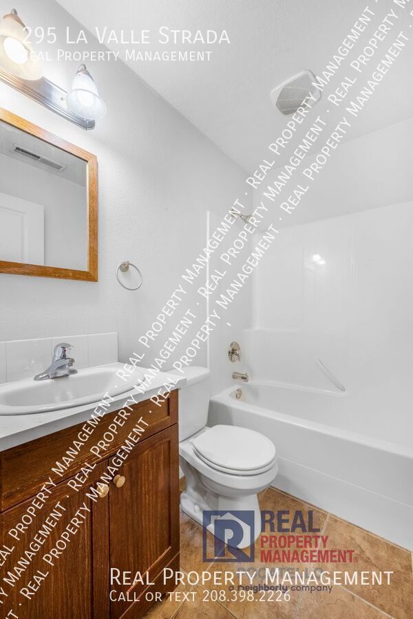 Building Photo - 295 La Valle Strada