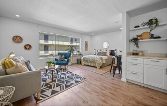 Building Photo - Adorable Remodeled Studio! Walk to Lake Merritt, Trader Joes, Whole Foods! Parking Included!