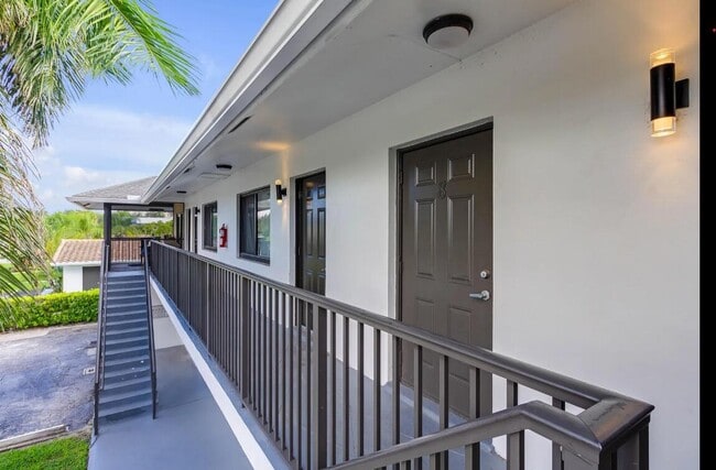 Building Photo - 520 NE 44th St