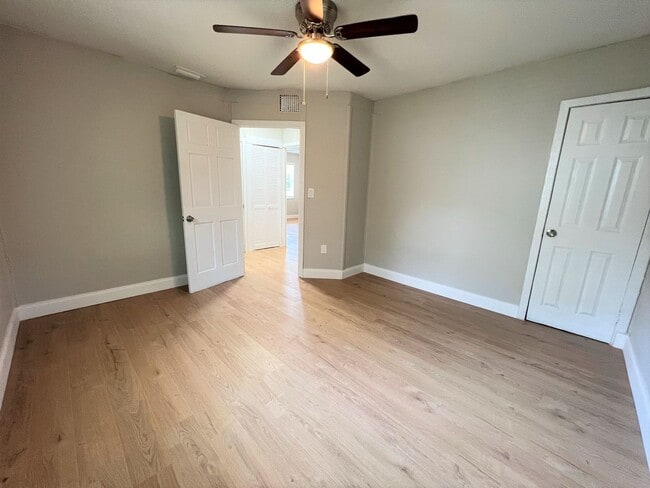 Building Photo - Renovated 2 Bedroom Jacksonville Heights A...