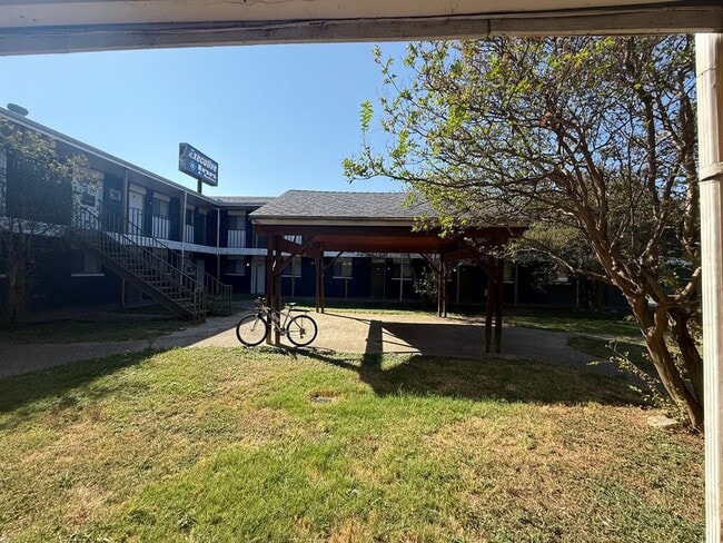 Building Photo - Conveniently Located Studio with ALL Utilities INCLUDED