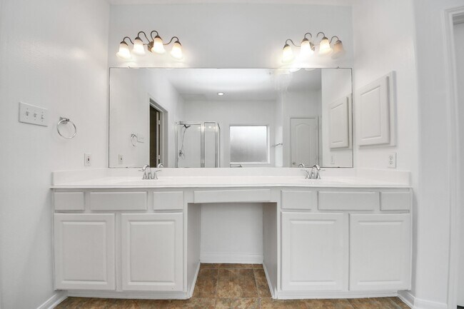 Building Photo - 1605 Spring Glen Ln