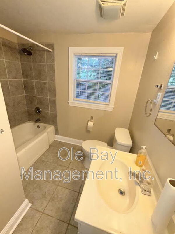 Building Photo - 109 S Carlen St