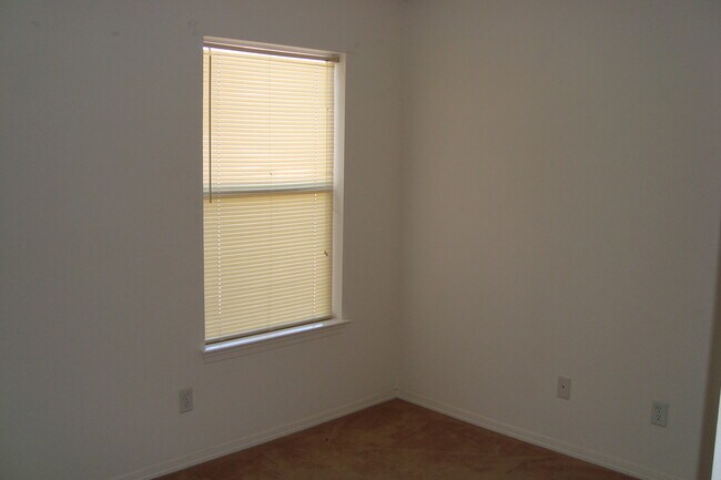 Building Photo - Northeast El Paso 3 Bed Refrig A/C