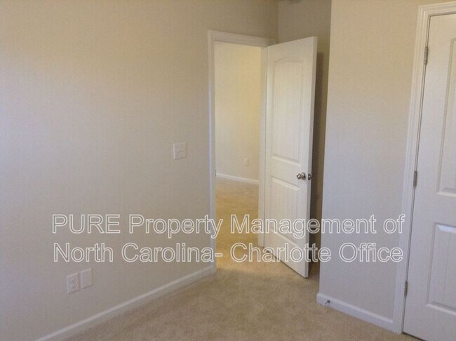 Building Photo - 613 Oak Forest Lane
