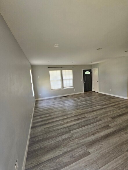 Building Photo - 7963 N Smith Ranch Rd