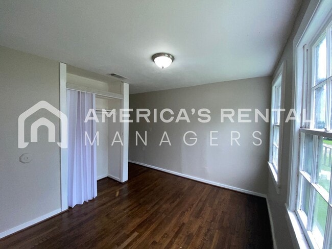 Building Photo - 104/105 7th Ave SE