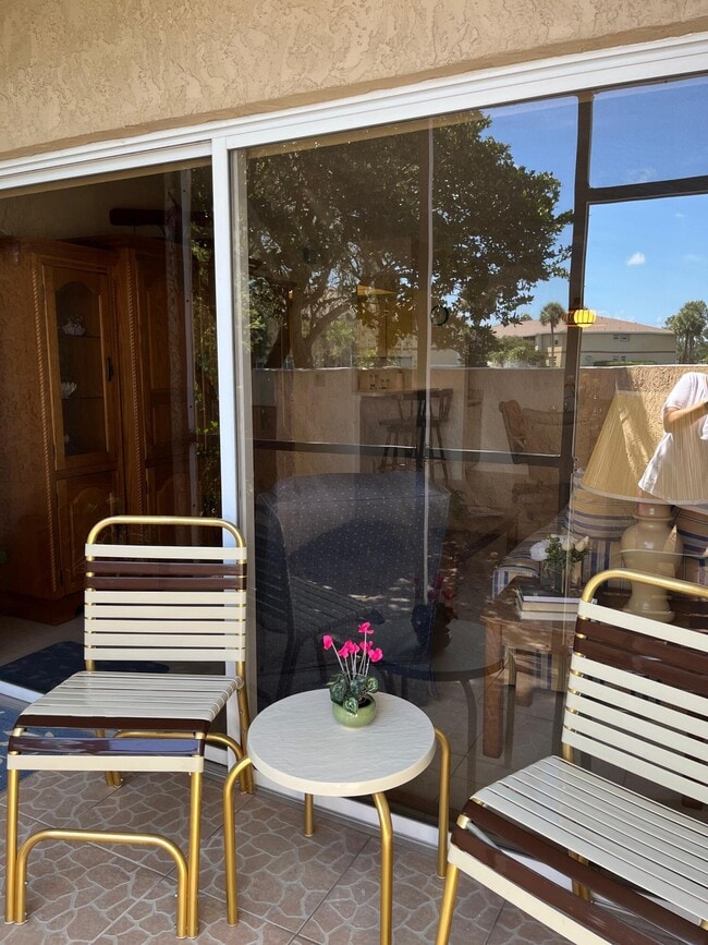 Building Photo - 1533 SE Royal Green Cir