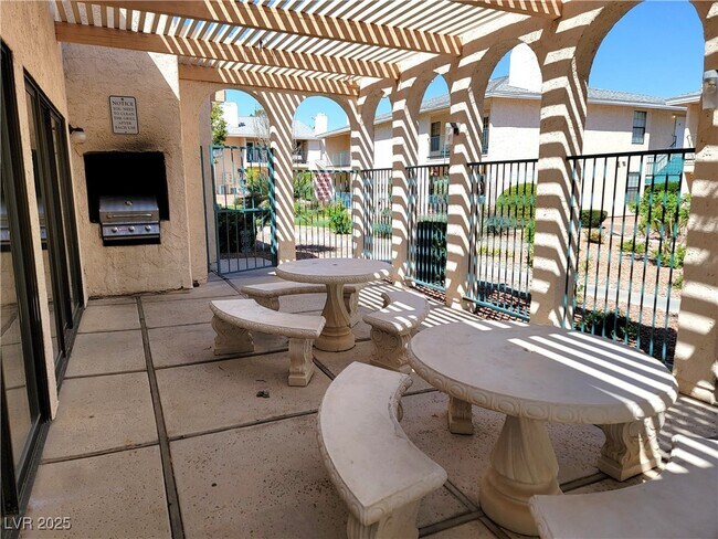 Building Photo - 2815 Blue Bonnet Dr