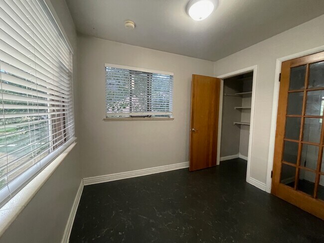 Building Photo - 2160 King St