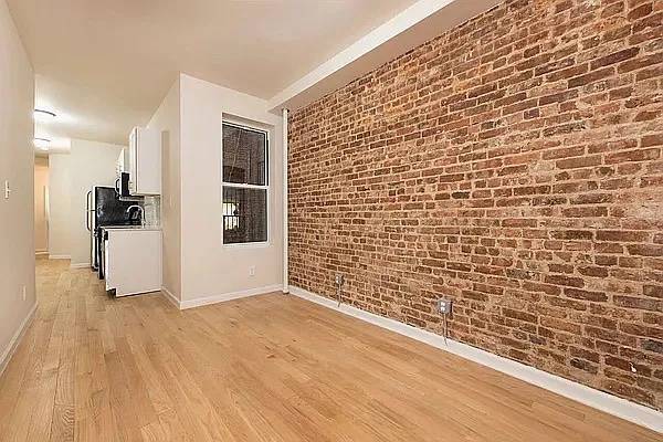 Building Photo - 932 Seneca Ave