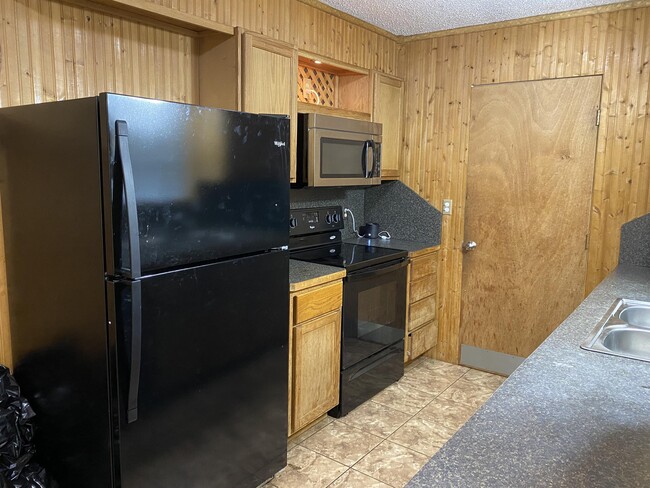 Building Photo - 429 E Hillcrest Ln