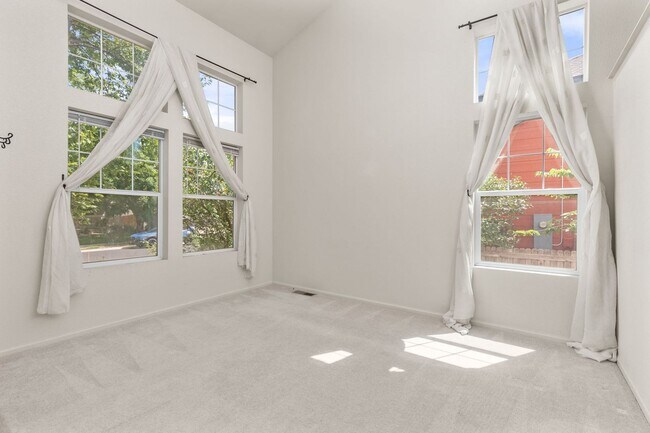 Building Photo - 2021 Falcon Ridge Dr