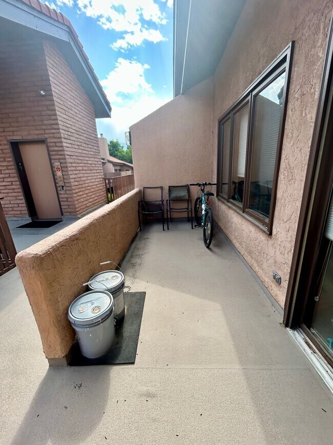Building Photo - Spacious 2Bd/2.5Ba Luxury Loft-Style Condo...