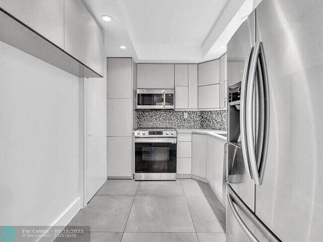 Building Photo - 300 Bayview Dr
