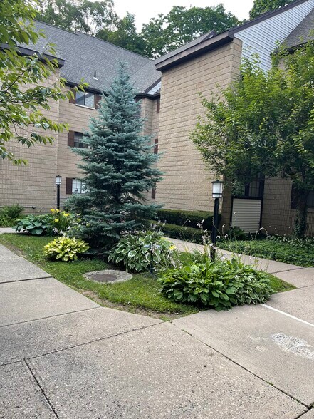 Building Photo - 181 Loomis Dr