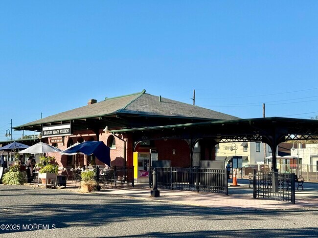 Building Photo - 2 Main St