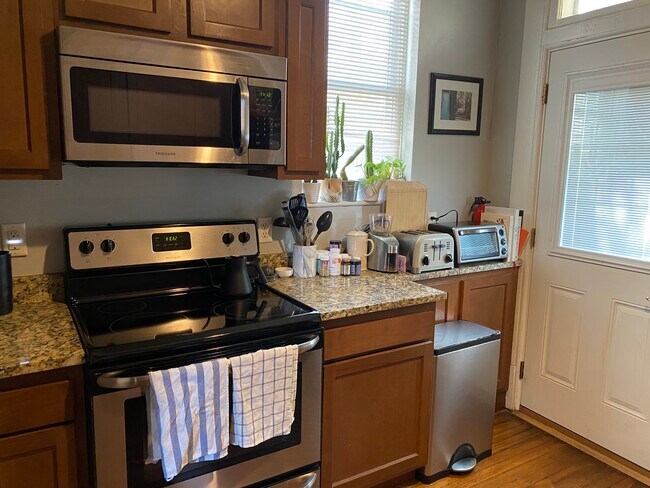 Building Photo - 425 W 3rd Ave