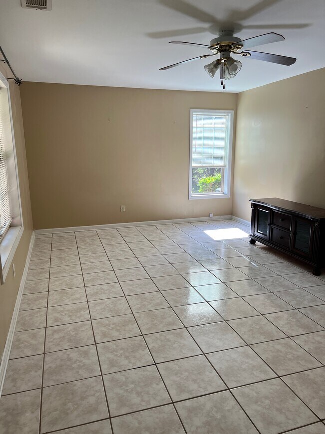 Living room - 103 Horseshoe Springs Ct NE