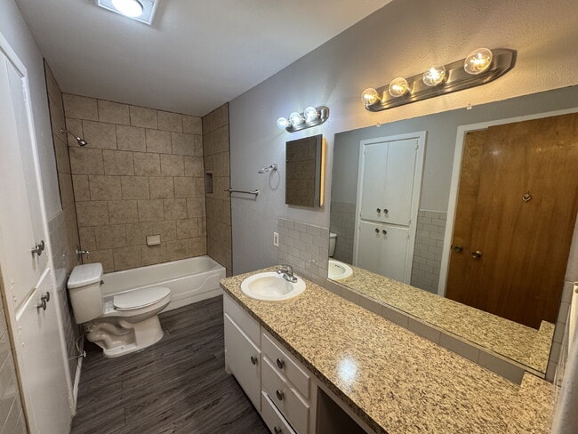 Building Photo - Stunning Like-New Home Located Near LCU!