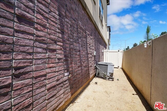 Building Photo - 725 Daniel Freeman Cir