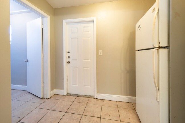 Building Photo - 1108 NW 5th Ave