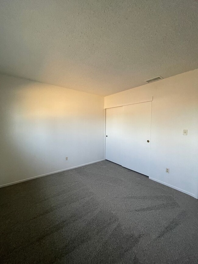 Building Photo - Refreshed 3 bed/1 bath Foothills Farms Home