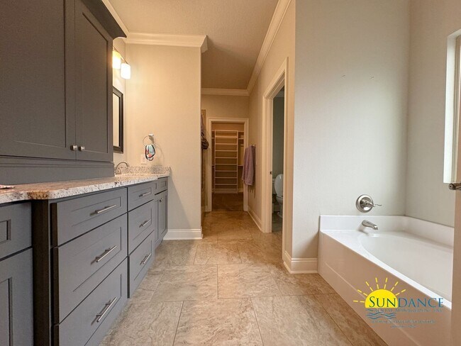 Building Photo - Exquisite 4 Bedroom Home in Navarre Near Beaches & Amenities!