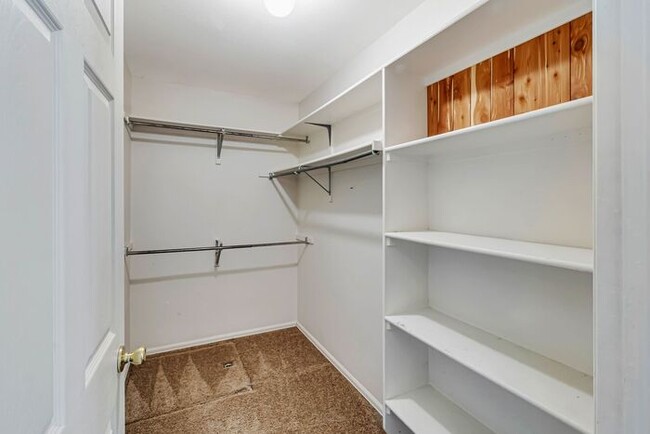 Building Photo - 3 bedroom home with fenced yard and garage...