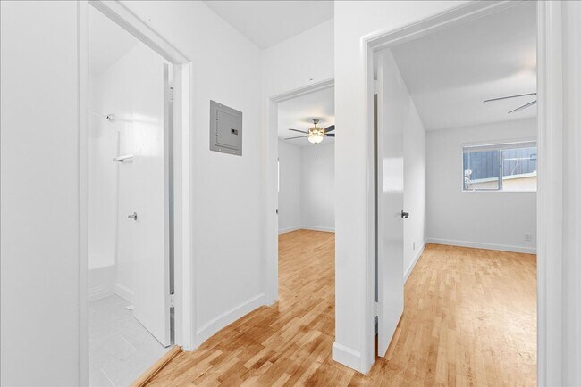 Building Photo - 2464 Penmar Ave