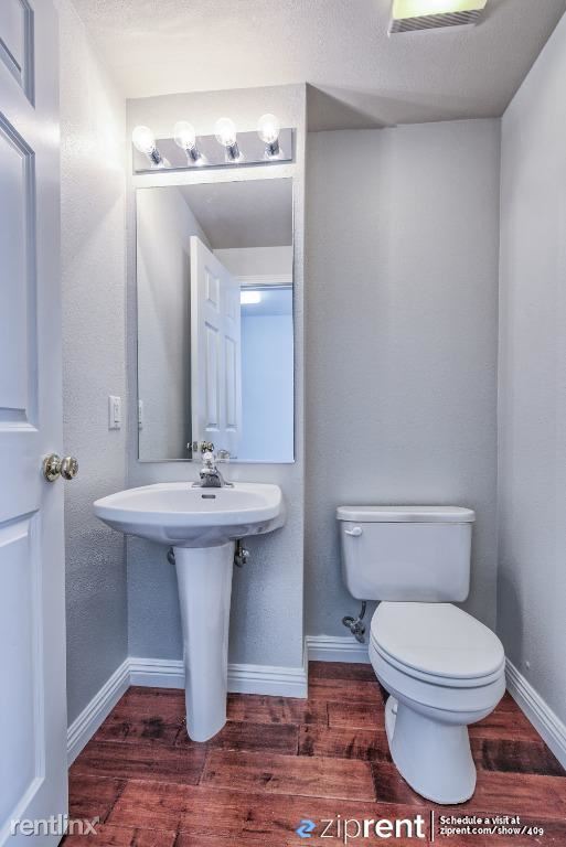 Building Photo - 3 br, 2.5 bath Townhome - 128 Holly Court,...
