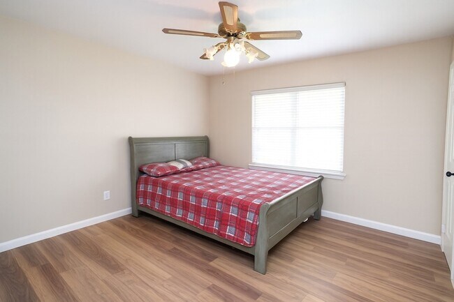 Building Photo - 1424 N Avenue F