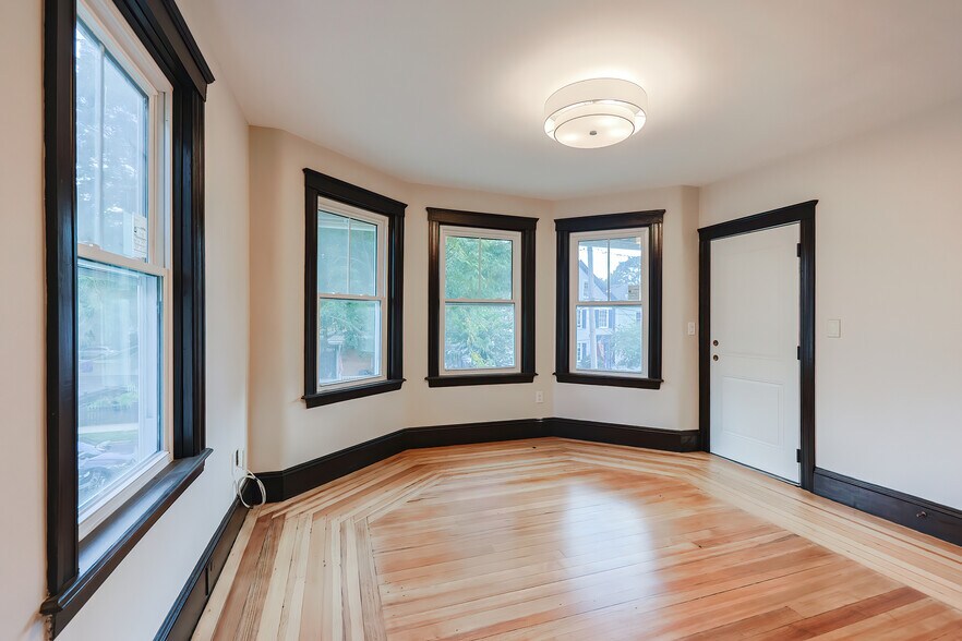 Building Photo - 65 Burton St