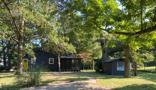 Building Photo - 9 Lake Grove Club