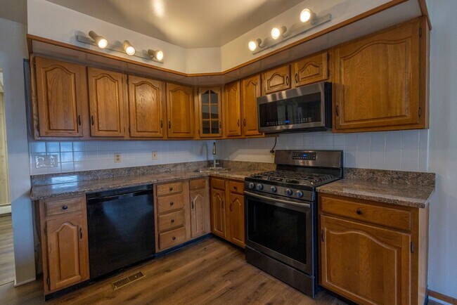 Building Photo - Cozy 4 Bedroom/2 Bathroom Detached Home in...