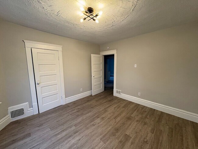 Building Photo - 96 Hall St