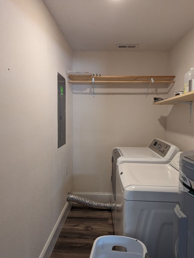 Building Photo - Colonial Heights