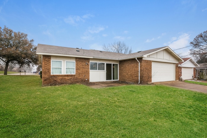 Building Photo - 7439 Oakmore Dr