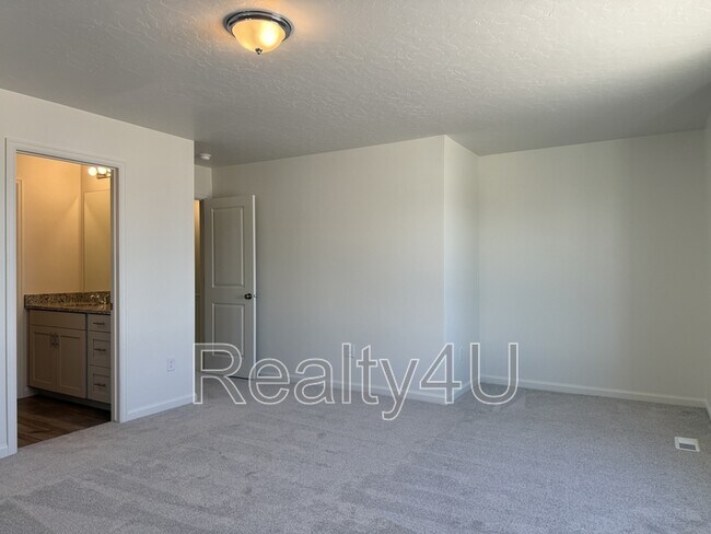 Building Photo - 203 E Arcade Dr