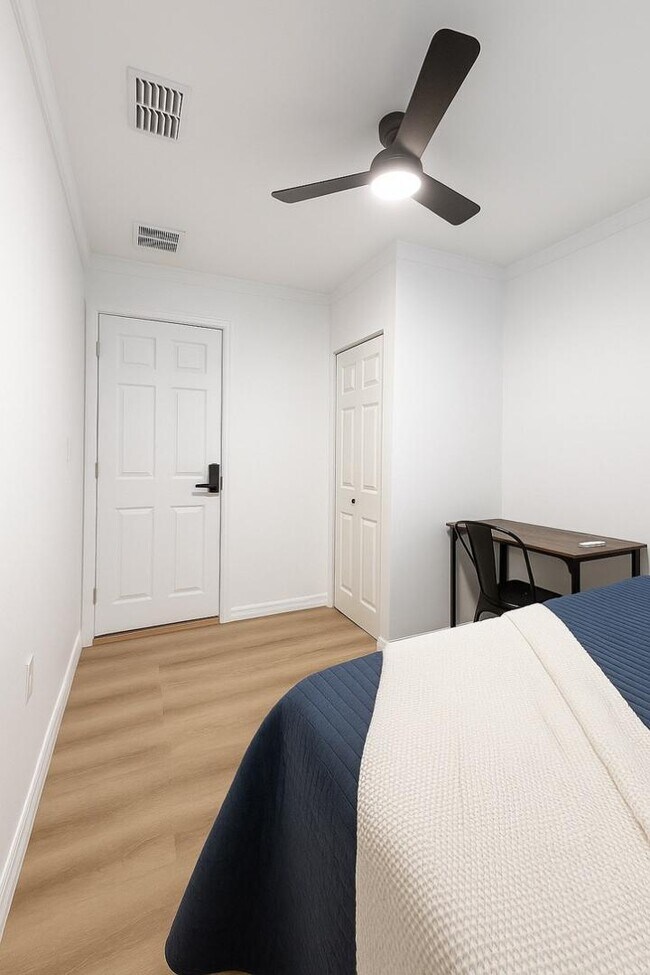 Building Photo - 129 Alachua Dr