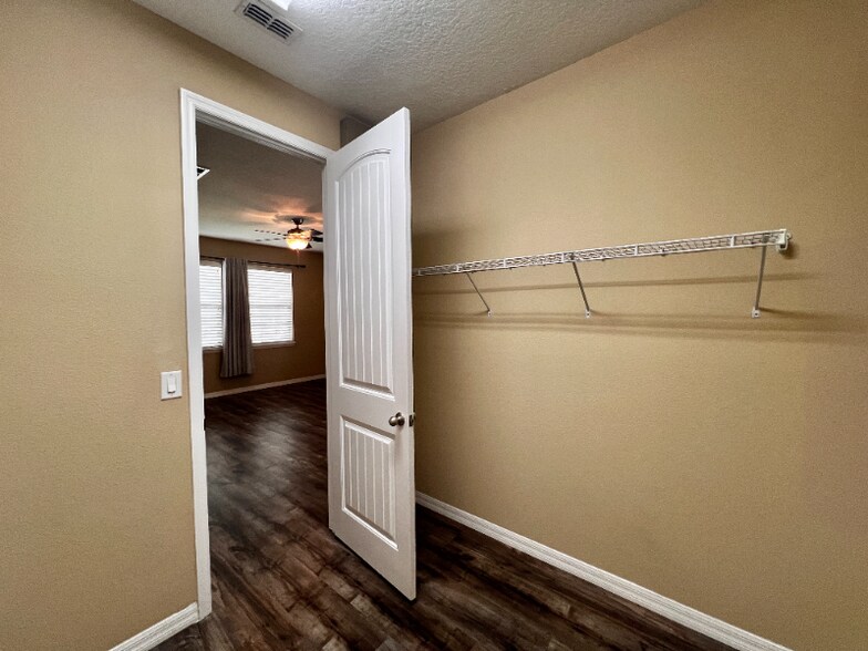 Building Photo - 13318 Longacre Dr