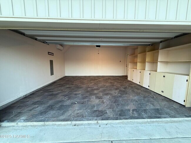 Building Photo - 200 Broussard Hl Dr