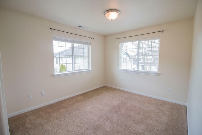 Building Photo - CLEAN, MODERN UPSTAIRS APARTMENT