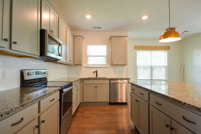 Building Photo - Beautiful 3 Bedroom + Flex Room in Gated C...