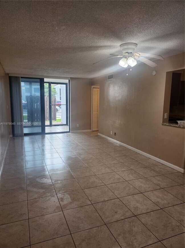 Building Photo - 215 Lake Pointe Dr