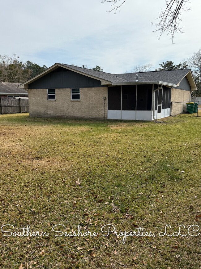 Building Photo - 15416 Anderson Dr