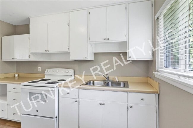 Building Photo - Duplex for Rent in Forestdale **ACCEPTS SE...